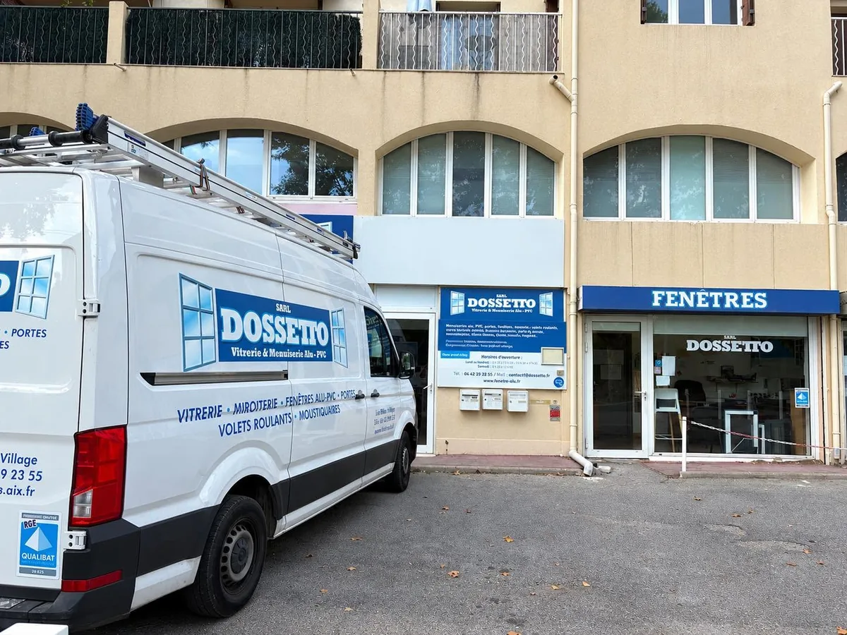 Le camion et la devanture de la SAS Dossetto, menuisier vitrier aux Milles, avenue Louis Amouriq