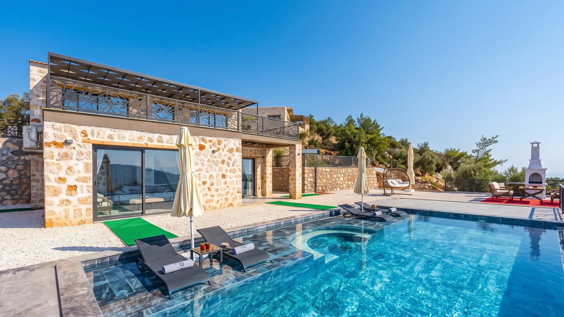 Villa en pierre ouverte sur sa piscine par une grande baie coulissante en aluminium