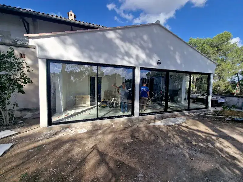 Baies vitrées aluminium sur une maison neuve