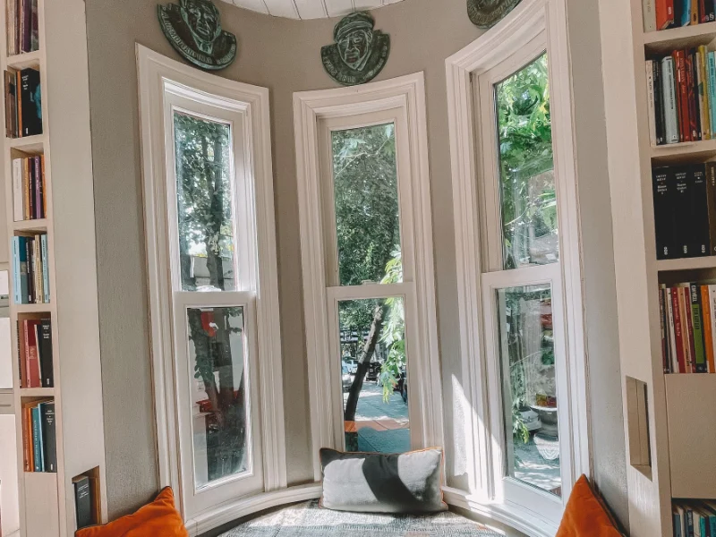 Bow-window vitré donnant sur un jardin