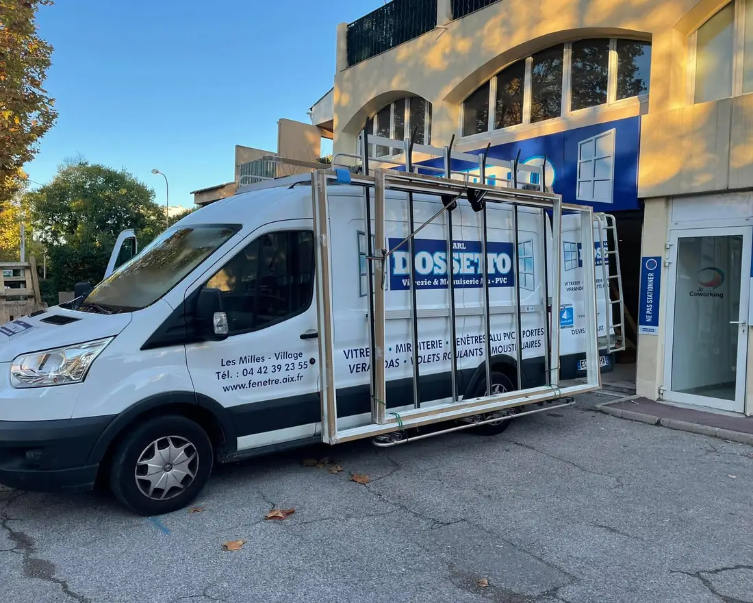 Camion Dossetto chargé de menuiseries devant l'atelier d'Aix-les-Milles