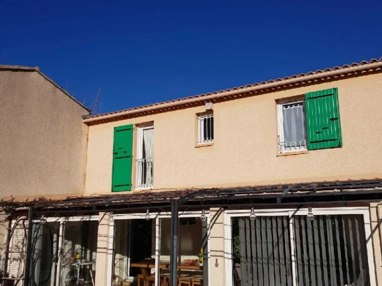 Fenêtres à double vitrage posées sur un mas provençal du Pays d'Aix