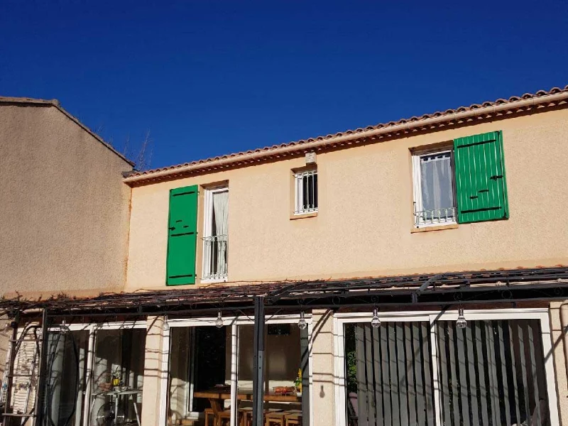 Fenêtres à double vitrage posées sur un mas provençal