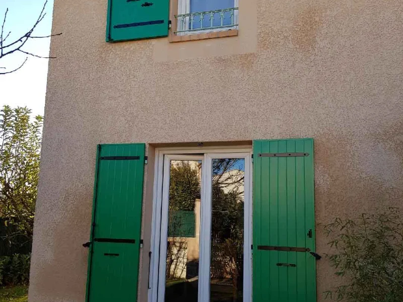 Porte-fenêtre à double vitrage posée sur une maison du Pays d'Aix