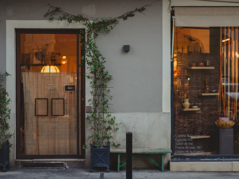 Devanture de bistrot ouverte, fermeture relevée au-dessus de la vitrine