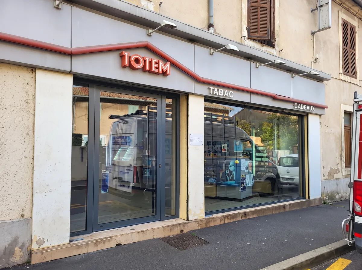 Devanture vitrée d'un bureau de tabac à Aix-les-Milles