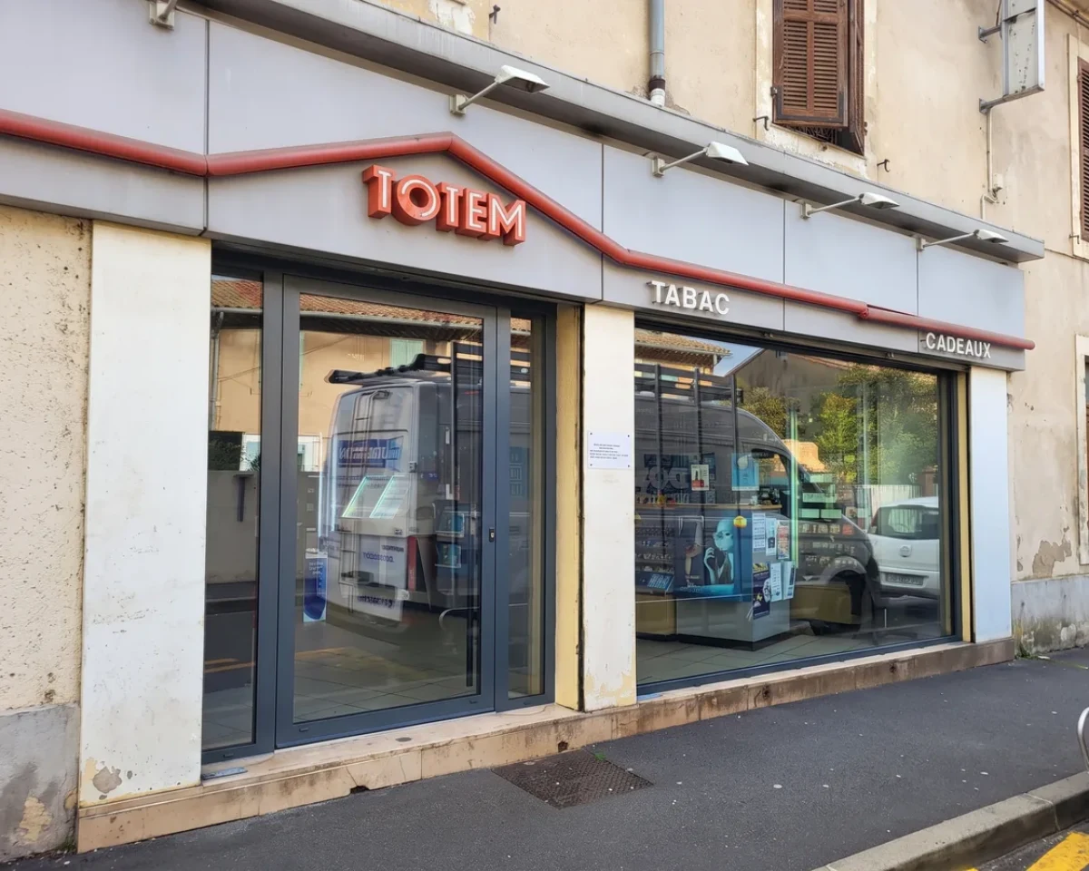 Devanture de commerce posée par Dossetto à Aix-les-Milles