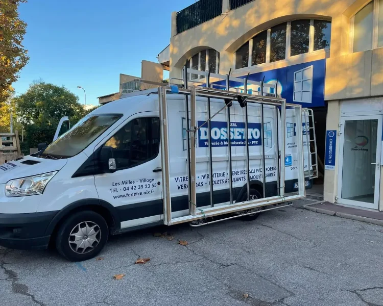 Le camion de Dossetto chargé de menuiseries devant l'atelier des Milles