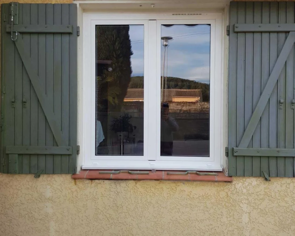 Fenêtre PVC blanche à double vitrage posée en rénovation sur une façade provençale à Aix-les-Milles