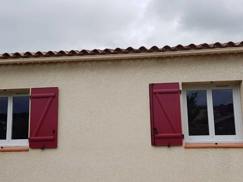 Fenêtres à double vitrage phonique sur une façade exposée à la rue