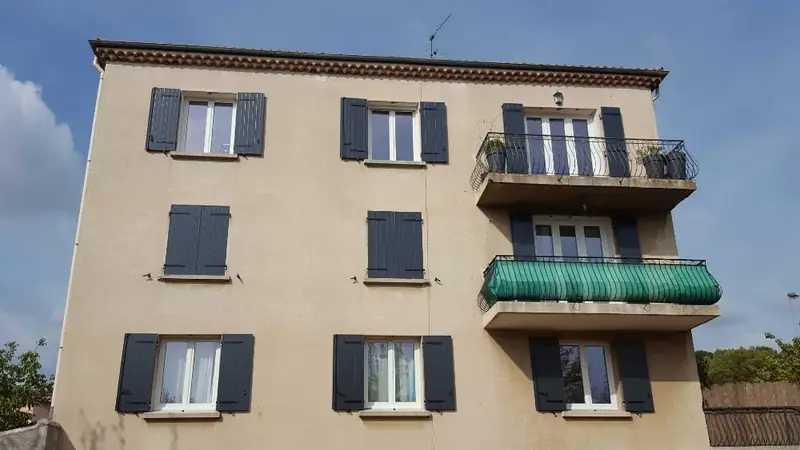 Façade d'immeuble rénovée avec ses fenêtres et ses volets