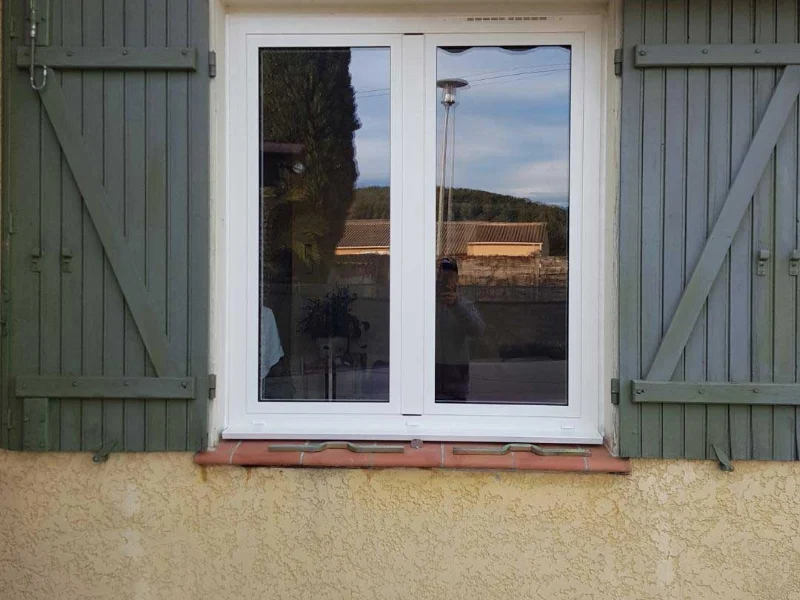 Fenêtre PVC blanche posée en rénovation, volets battants
