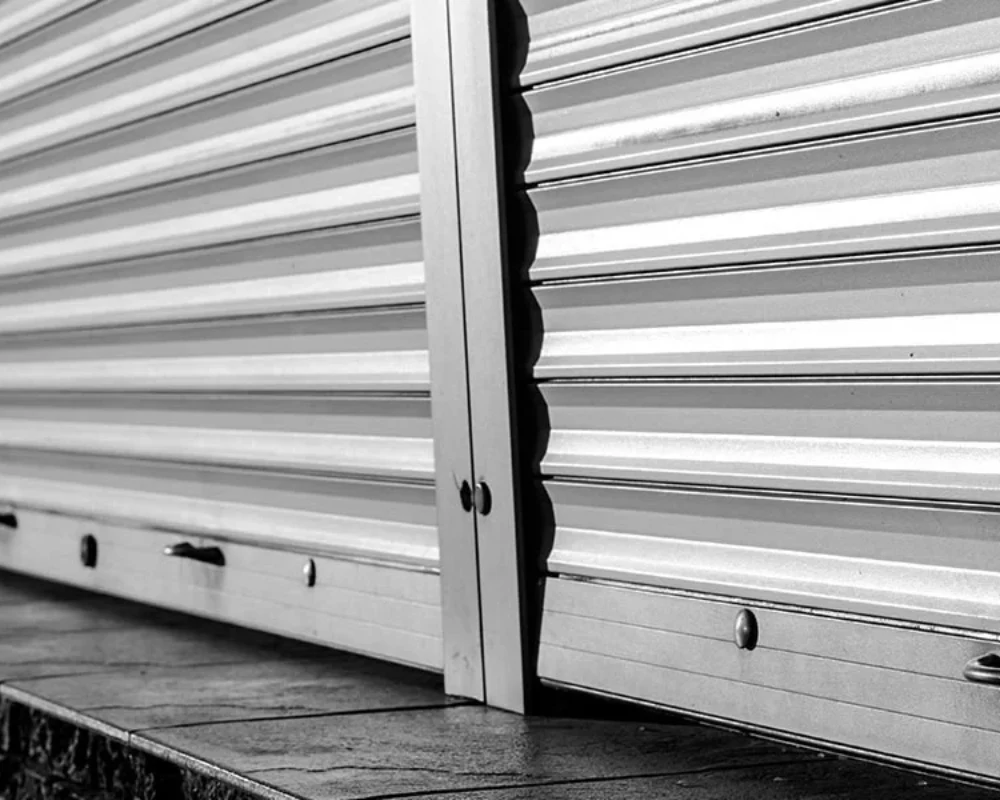 Rideau métallique à lames posé sur un commerce à Aix-en-Provence