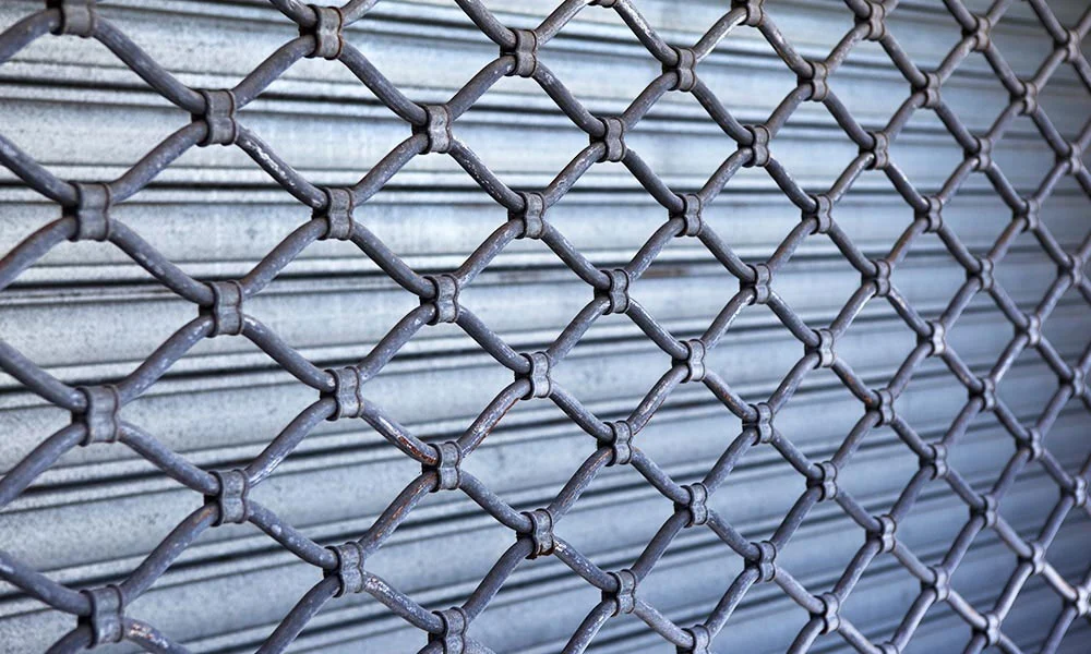 Grille articulée de protection devant un magasin
