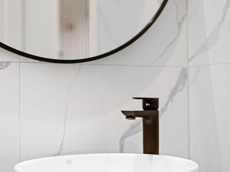 Détail du bord poli d'un miroir sur mesure