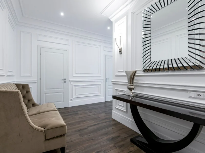 Miroir posé dans un intérieur clair