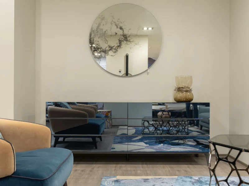 Miroir rond posé dans un séjour