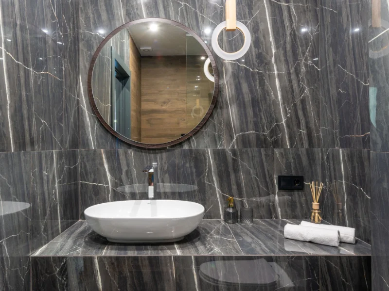 Miroir rond sur mesure posé au-dessus d'une vasque