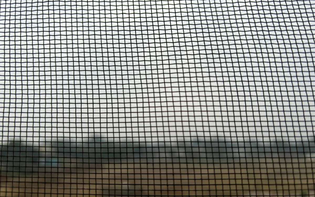 Toile de moustiquaire vue de près, maille fine