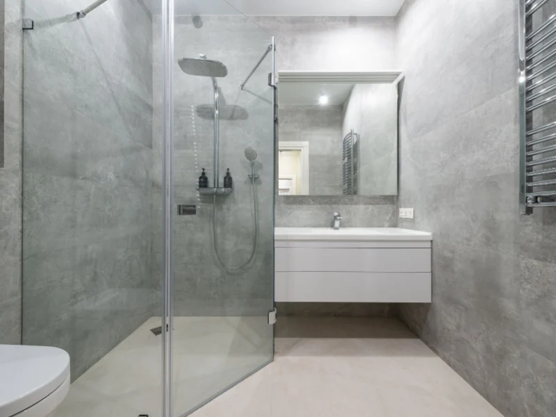 Paroi de douche en verre posée dans une salle de bains