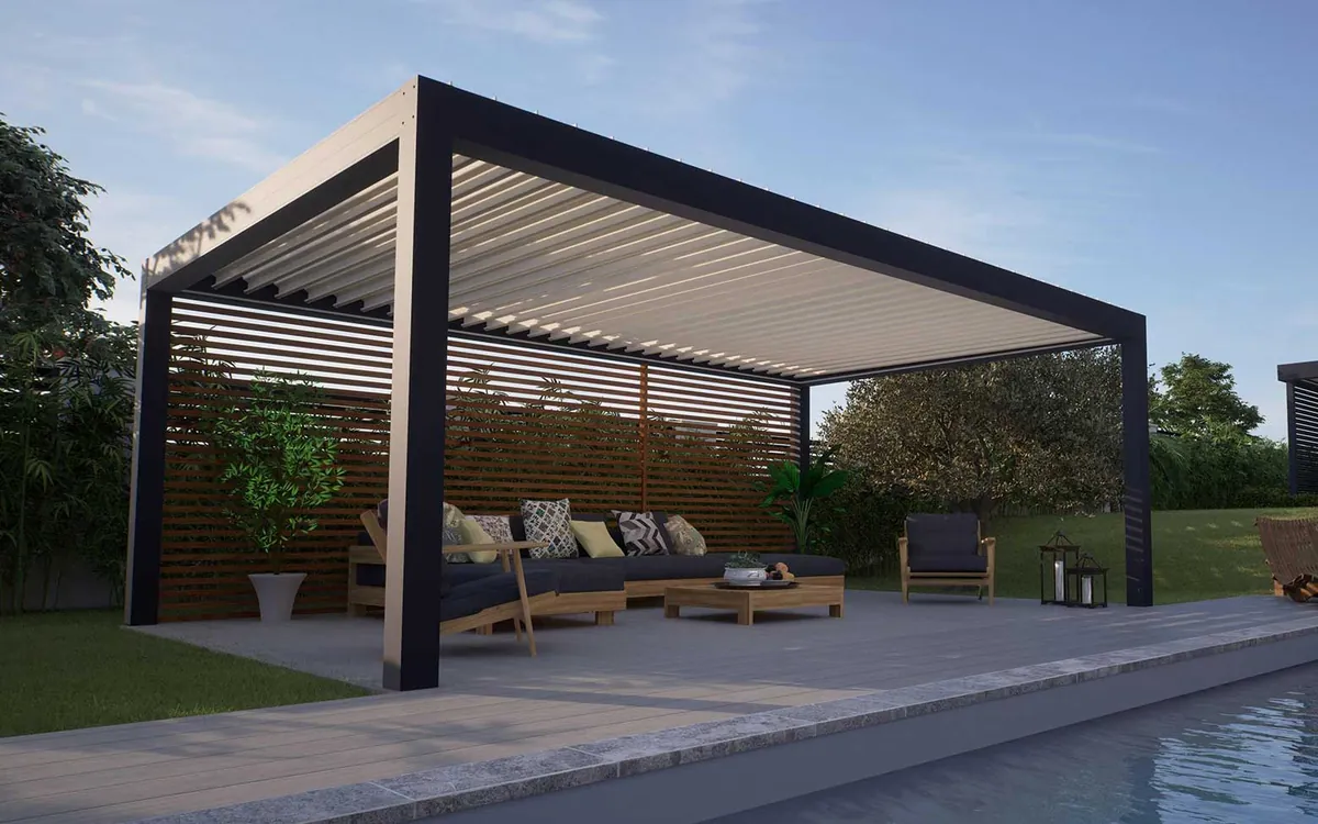 Pergola bioclimatique en aluminium à lames orientables au bord d'une piscine
