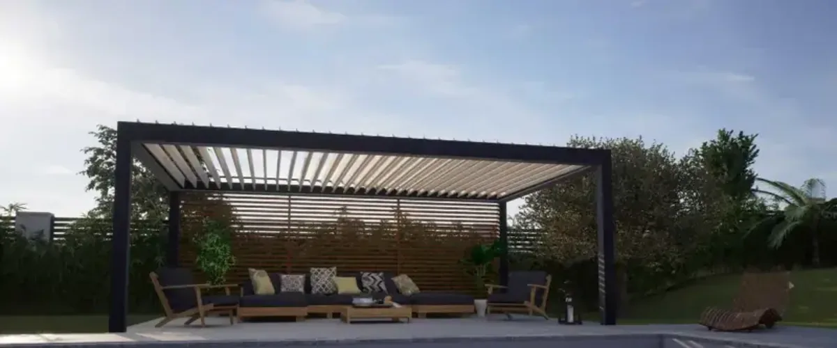 Pergola bioclimatique autoportée à lames orientables installée au bord d'une piscine
