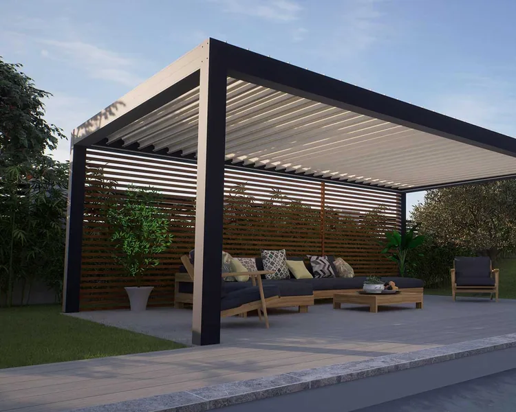 Pergola bioclimatique à lames orientables posée sur une terrasse au bord d'une piscine