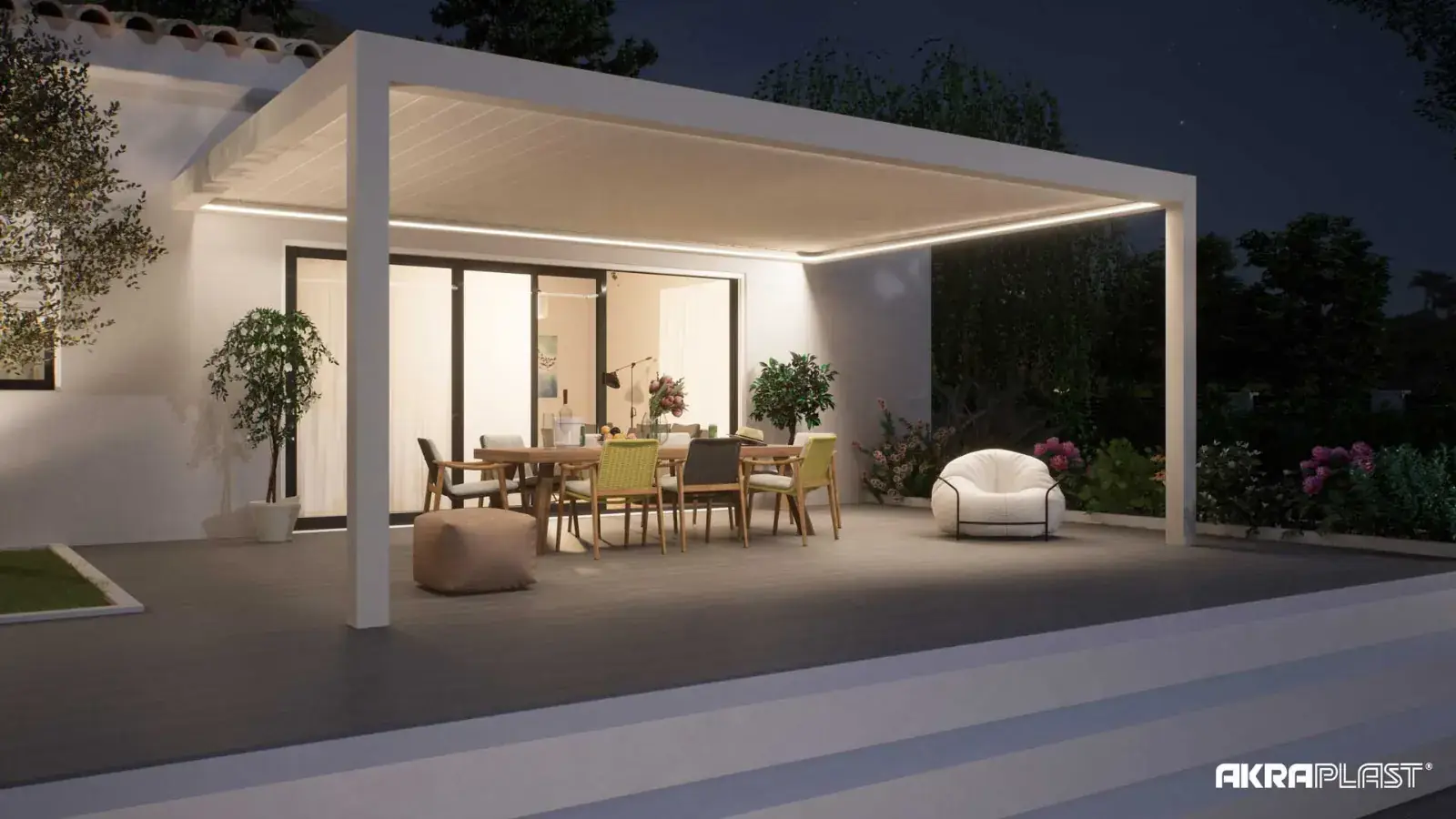 Pergola bioclimatique posée en bord de piscine
