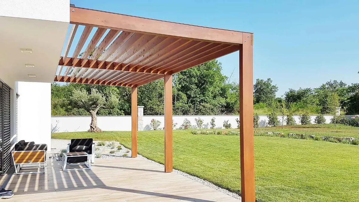 Pergola en bois posée sur une terrasse à Aix-les-Milles