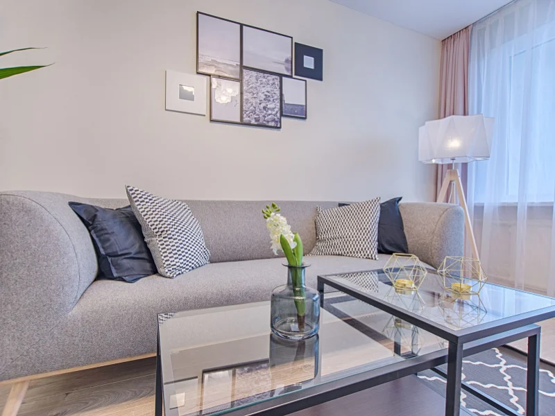 Plateau en verre posé sur une table de salon