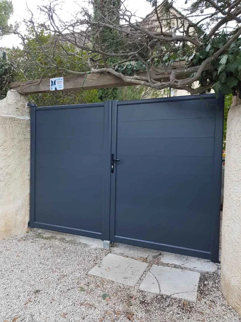 Portail battant aluminium bleu posé en remplacement d'un portail bois