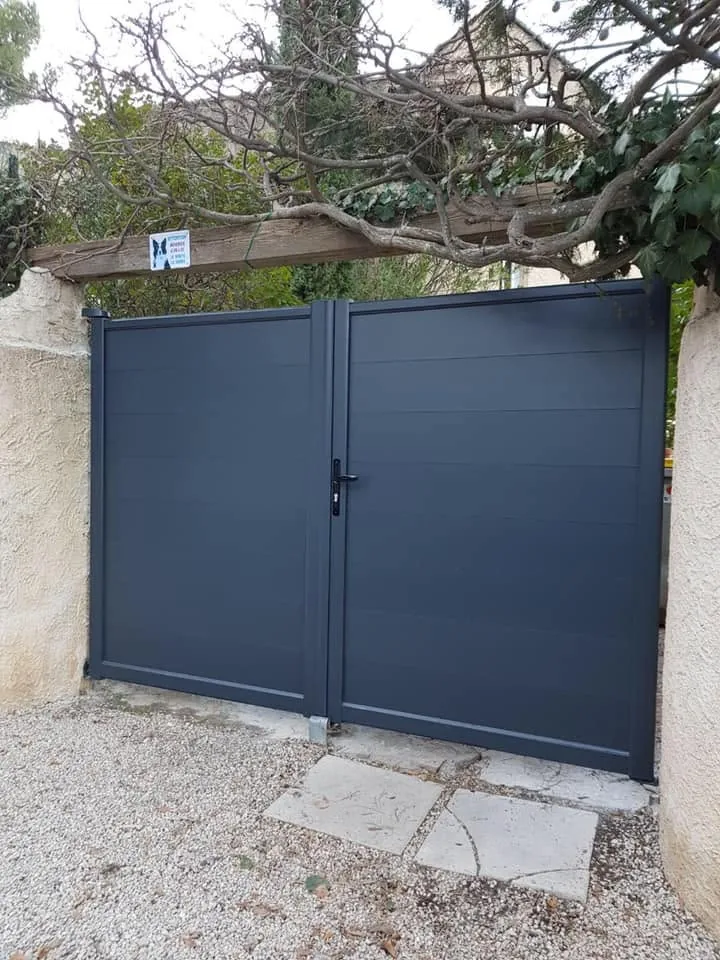Portail battant aluminium anthracite à lames pleines