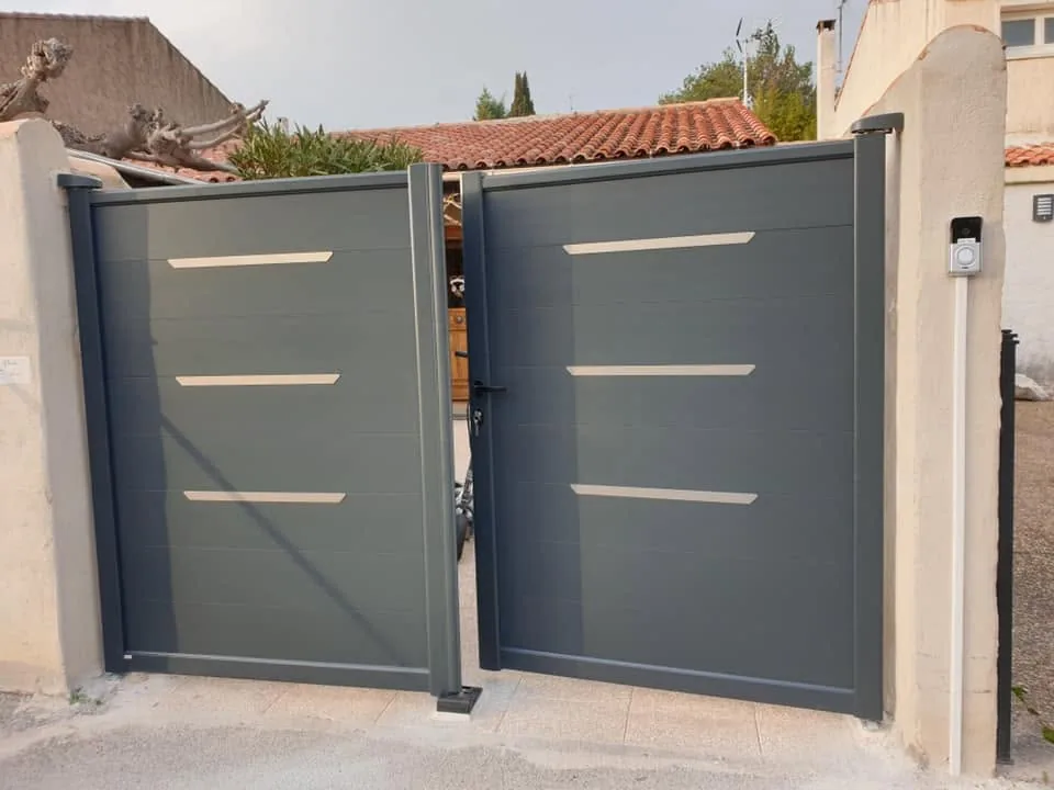 Portail battant aluminium gris avec inserts inox
