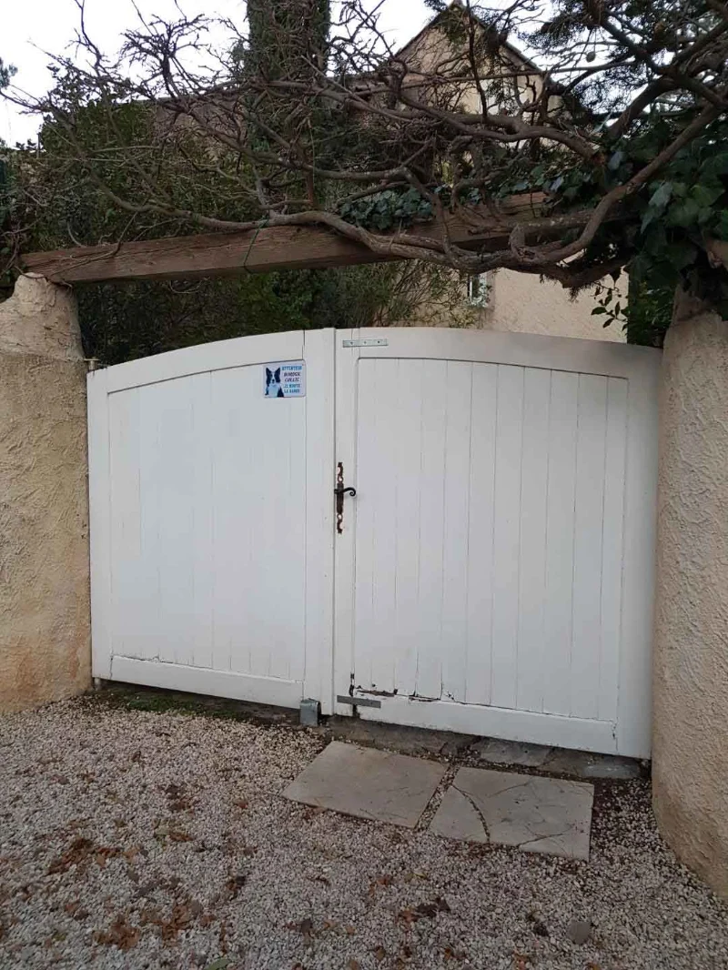 Ancien portail en bois usé avant son remplacement