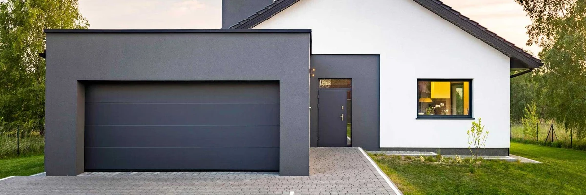Portail et porte de garage aluminium sur une maison contemporaine aux Milles