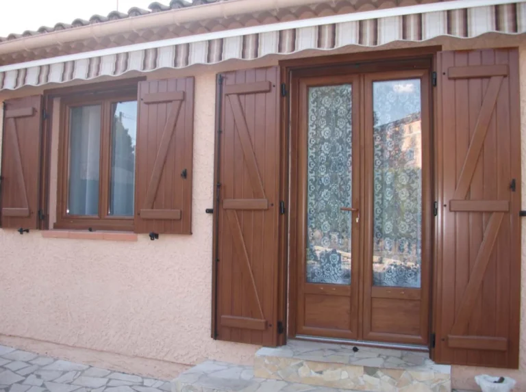 Porte d'entrée en bois à deux vantaux sur une maison provençale