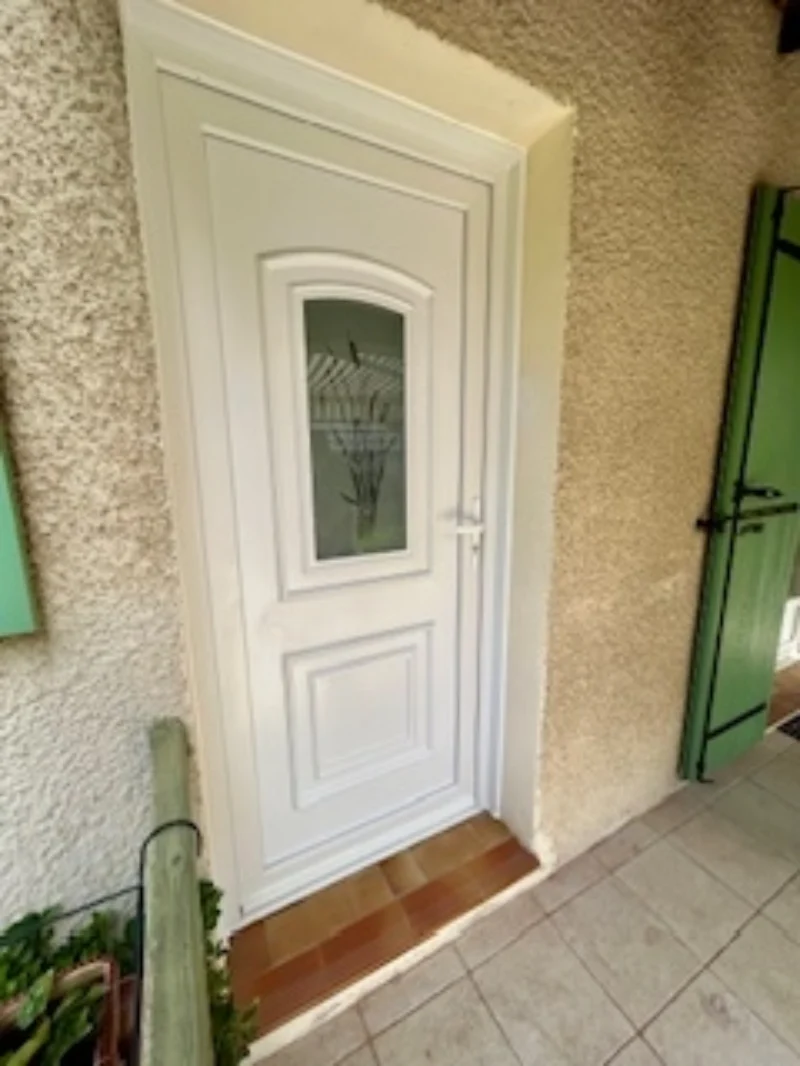 Porte d'entrée PVC blanche avec panneau vitré