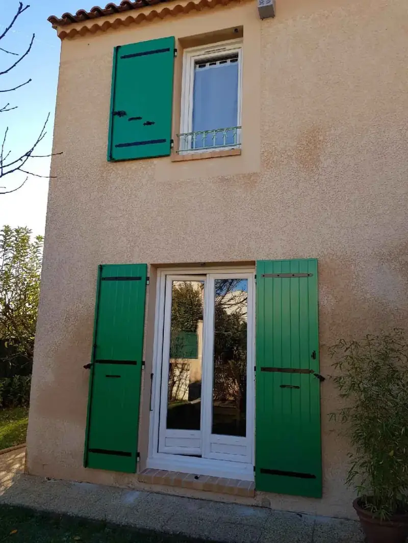 Porte-fenêtre PVC posée en rénovation avec volets battants verts