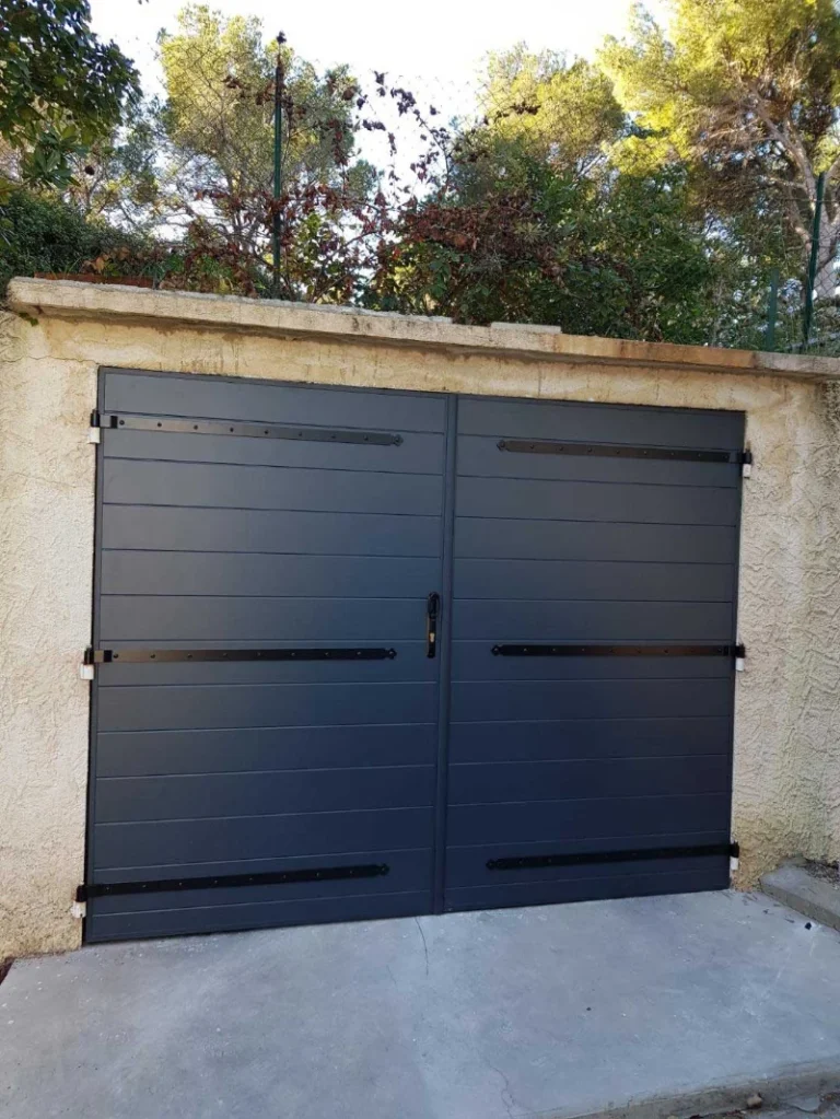 Porte de garage battante bleue posée en rénovation