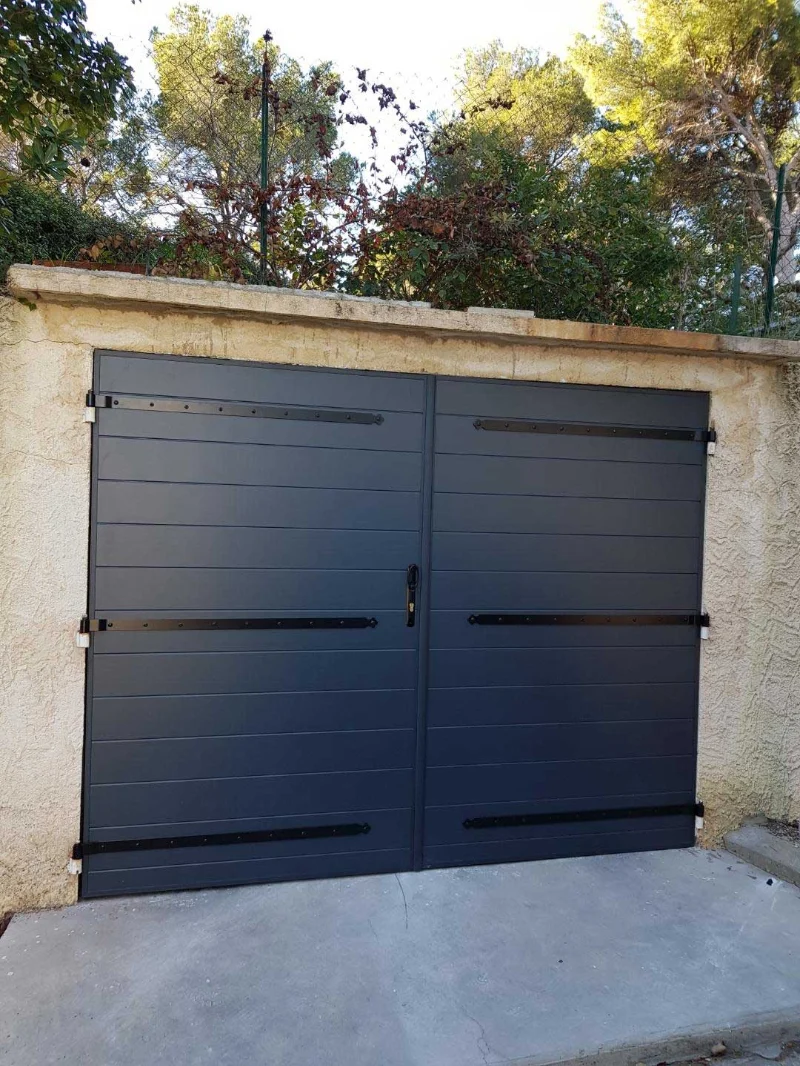 Porte de garage battante bleue posée en rénovation