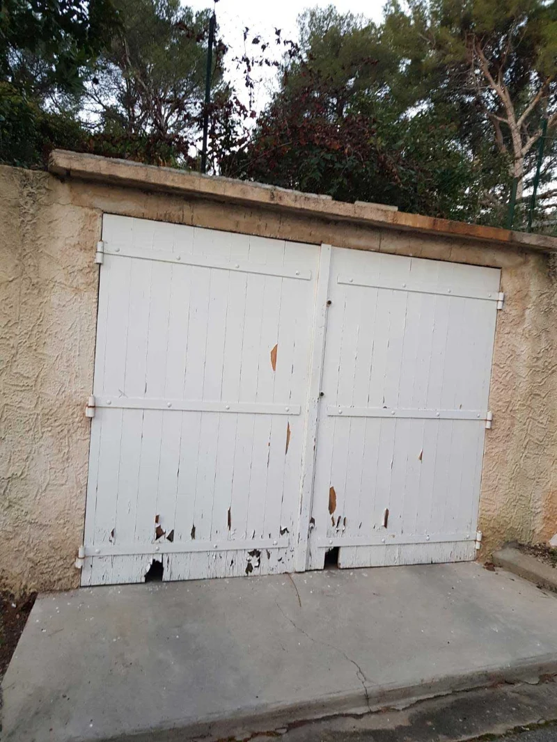 Ancienne porte de garage en bois avant rénovation