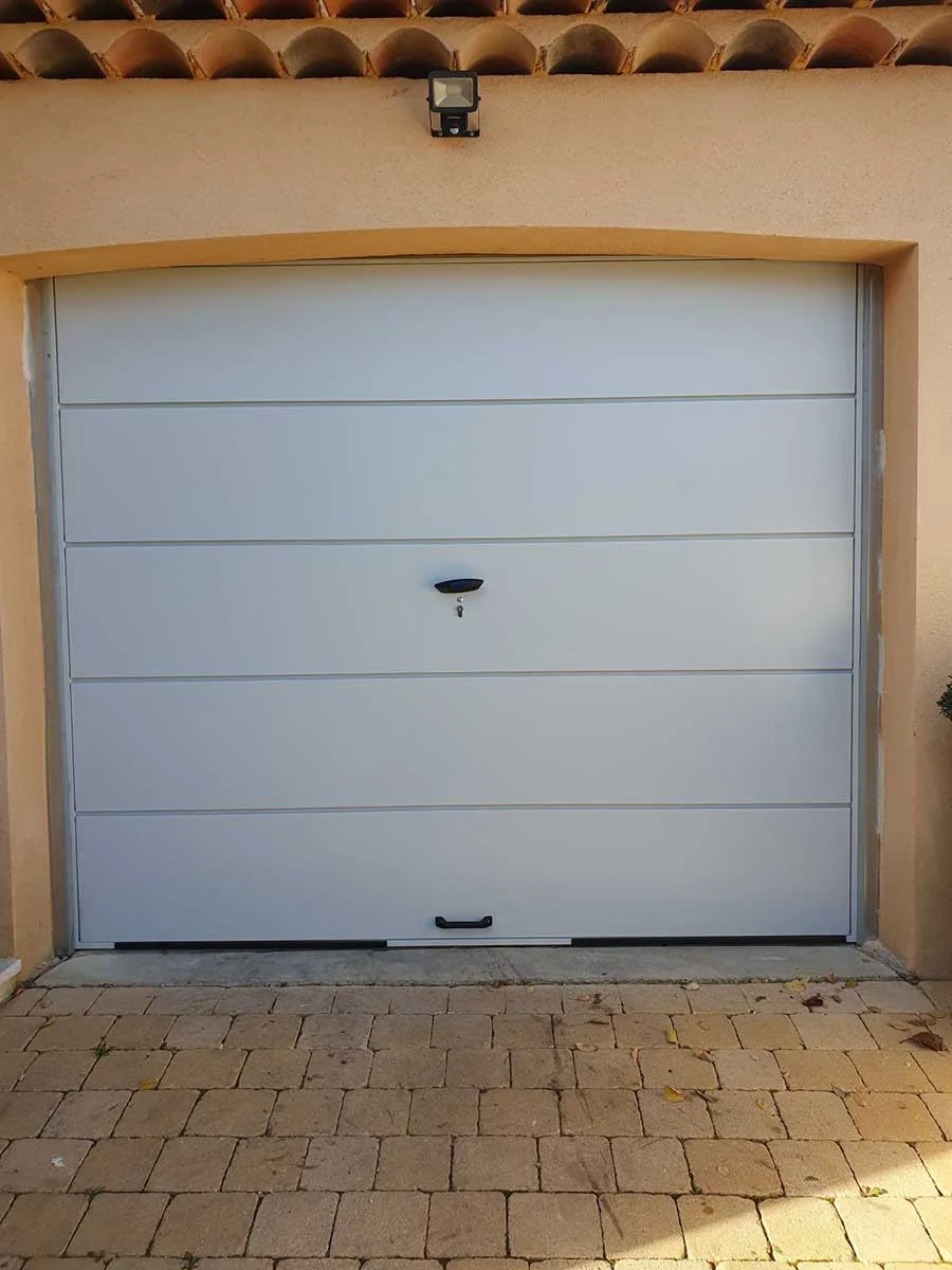 Porte de garage sectionnelle blanche à rainures horizontales