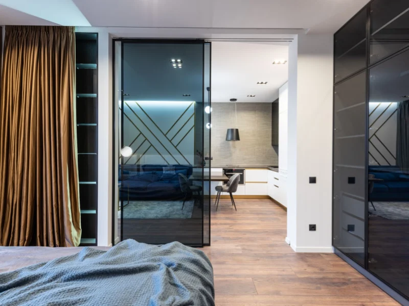 Porte vitrée posée dans un couloir