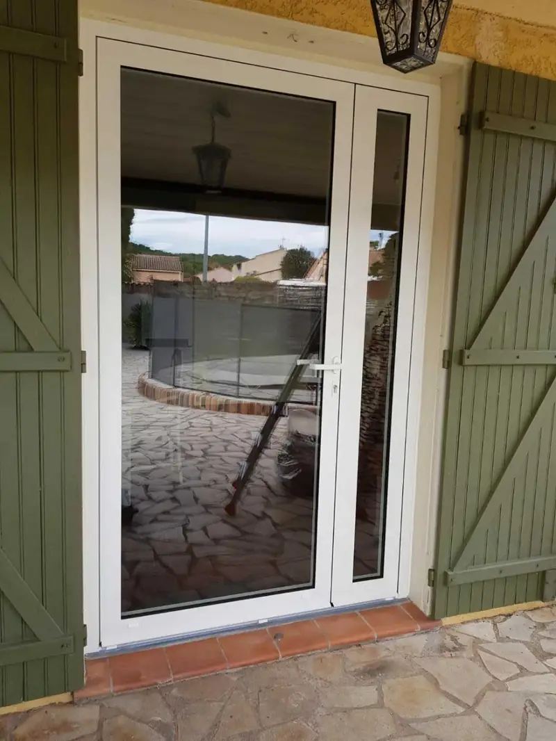Porte vitrée sur mesure posée par Dossetto