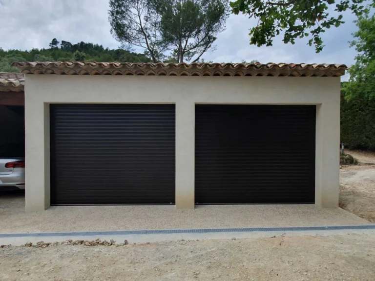 Deux portes de garage sectionnelles anthracite sur une villa