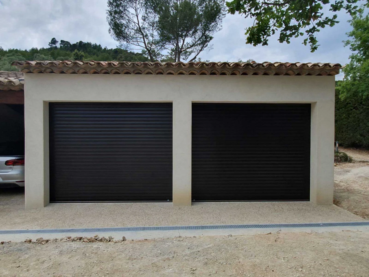 Deux portes de garage sectionnelles anthracite sur une villa