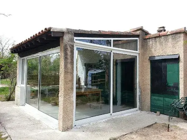 Remplacement d'une vitre cassée sur une fenêtre
