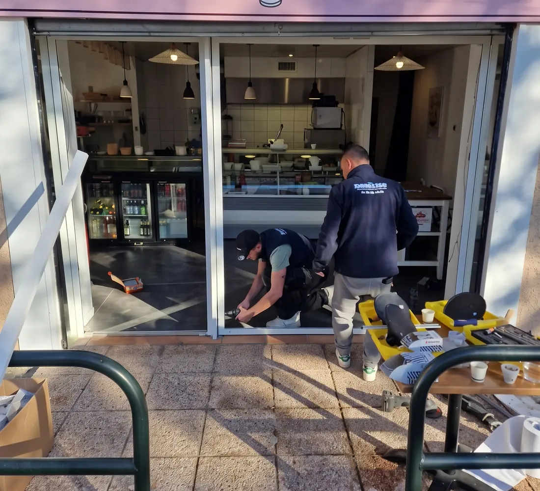 Remplacement de la vitrine d'un commerce par les vitriers Dossetto