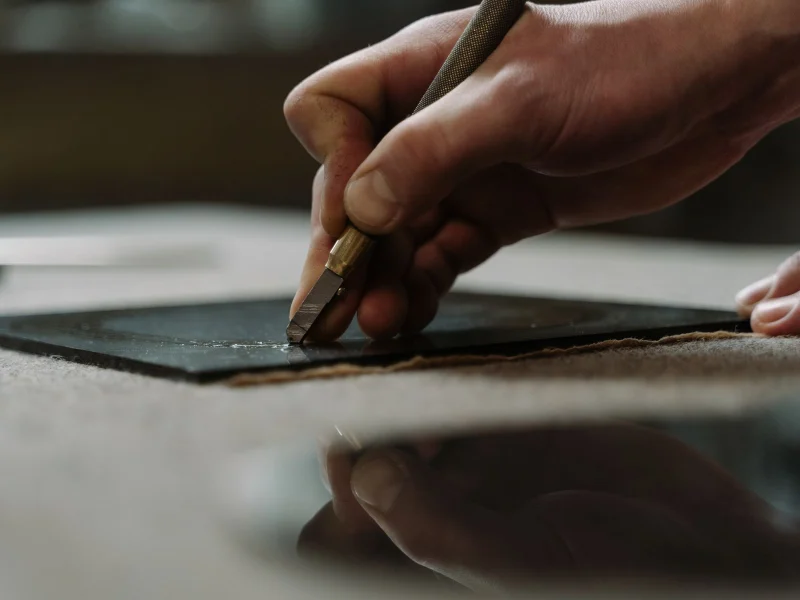 Roulette de coupe passée sur le verre