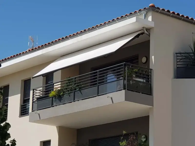 Store banne déployé au-dessus d'un balcon